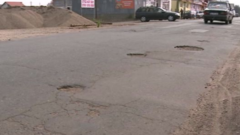 Cearta pe o bucata de drum. Nici Consiliul Judetean Galati, nici Primaria Tecuci nu vor sa o asfalteze Imagine