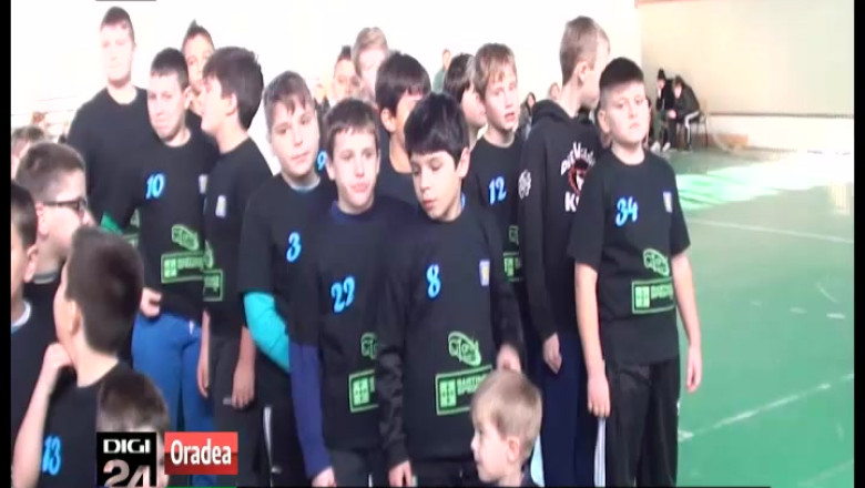 Cei mai mici handbalisti din Bihor s-au luptat pentru Cupa Mos Nicolae  Imagine