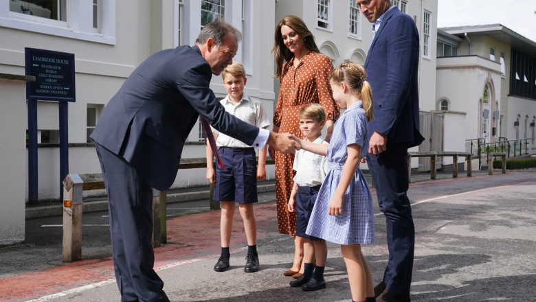 Cei mai tineri membri ai familiei britanice merg la o scoala noua. Printul William a mers cu „toata gasca” in prima zi de cursuri Imagine