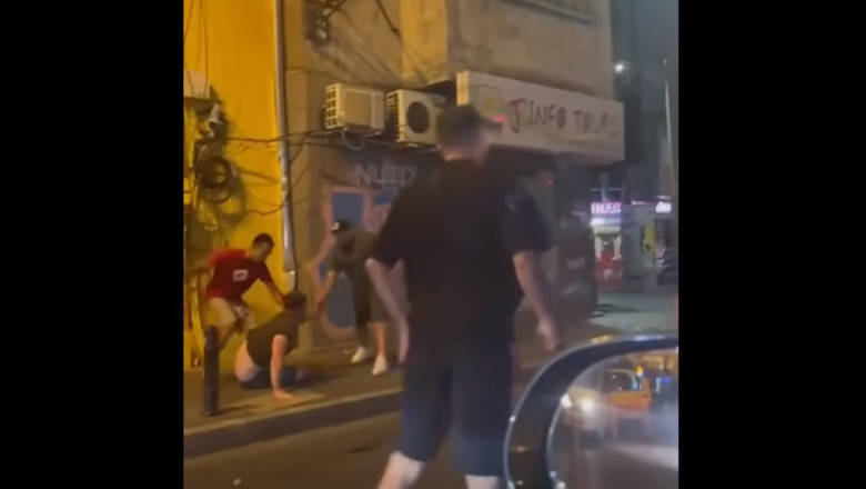 Cei patru tineri care au coborat dintr-un taxi si au batut alti doi participanti la trafic in centrul Capitalei au fost dusi la audieri Imagine