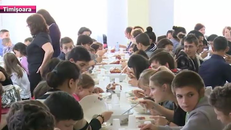 Cel mai frumos cadou de Pasti. O masa in familie, pregatita cu suflet, pentru copii fara parinti Imagine