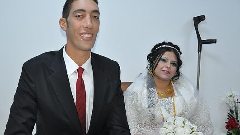 Cel mai inalt om din lume s-a casatorit. Sultan Kosen, 2,51 m, s-a insurat cu o femeie de 1,75 m Imagine