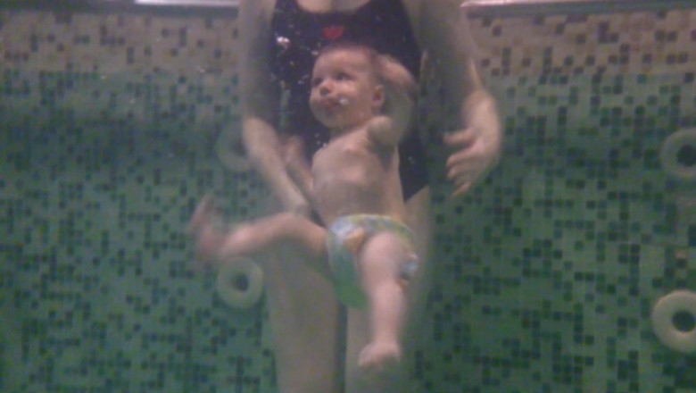 Cel mai indicat sport pentru bebelusi: inotul dezvolta capacitatea pulmonara si musculatura bebelusilor Imagine