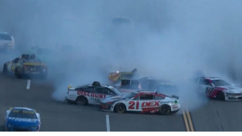 Cel mai mare accident din istoria NASCAR. „The Big One”. Zeci de masini au fost implicate Imagine