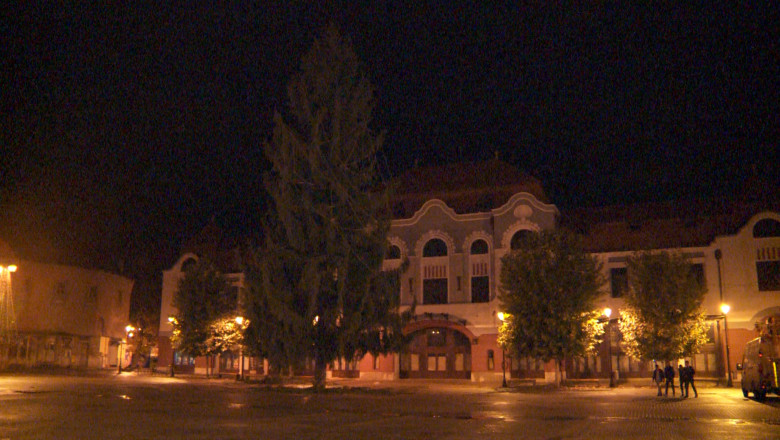 Cel mai mare brad de Craciun din Romania a fost instalat in Baia Mare Imagine