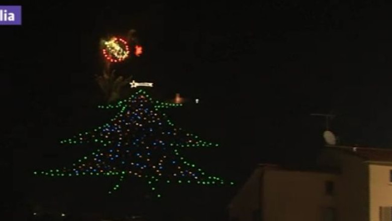 Cel mai mare pom de Craciun din lume se afla in Italia si este format din instalatii de luminite Imagine