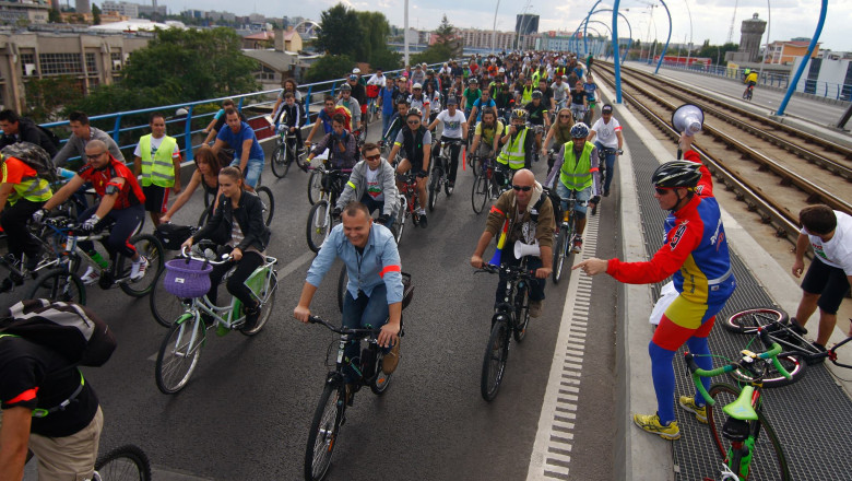 Cel mai mare protest pe doua roti. Mii de participantii au blocat podul Basarab timp de cateva minute Imagine