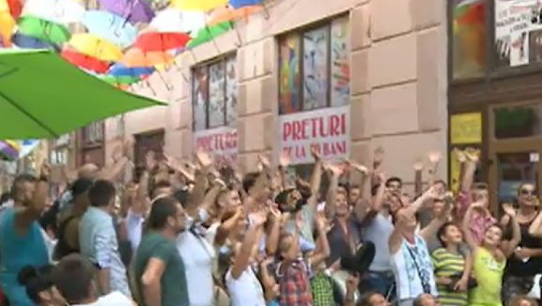 Cel mai mare "selfie" sub umbrele. 100 de tineri s-au adunat la Arad sa faca o poza de grup Imagine