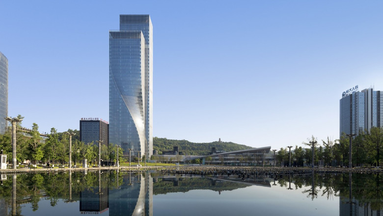 Cel mai rasucit zgarie-nori din lume a fost construit in China Imagine