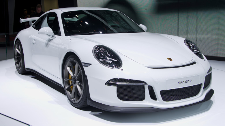 Cel mai scump model Porsche, rechemat in service dupa ce doua masini au luat foc Imagine