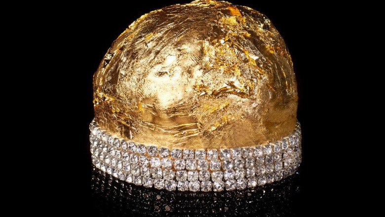 Cel mai scump panettone din lume e acoperit cu aur si diamante si costa 700.000 de euro. O mireasa din India l-a primit cadou la nunta Imagine