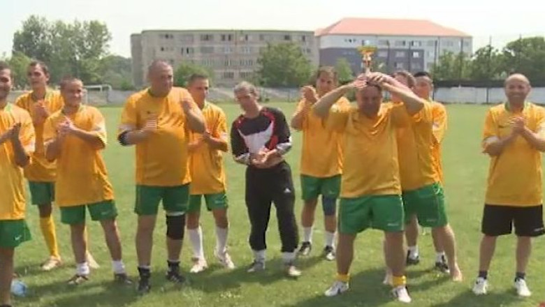 Cel mai vechi derby - casatoritii vs. necasatoritii din cartierul timisorean Fabric Imagine