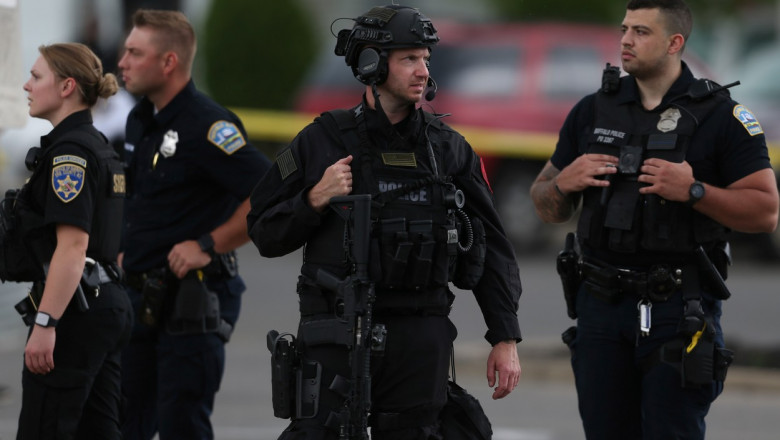 Cel putin 10 morti intr-un supermarket din SUA, dupa ce un adept al suprematiei rasei albe a deschis focul Imagine