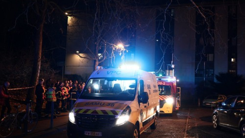 Cel putin 12 oameni au fost raniti dupa ce o grenada a fost aruncata intr-un bar din Grenoble, in Franta Imagine