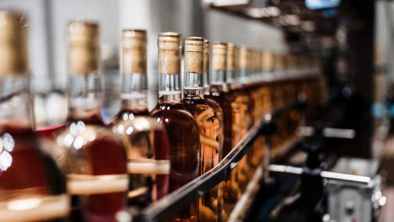 Cel putin 12 oameni au murit dupa ce au baut alcool de contrabanda, in Indonezia Imagine