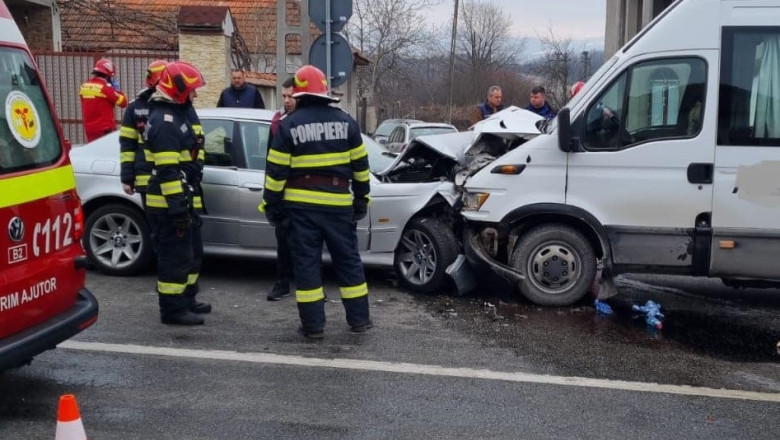 Cel putin 12 victime, dintre care 9 copii, intr-un accident in care au fost implicate un micobuz si un atutoturism Imagine