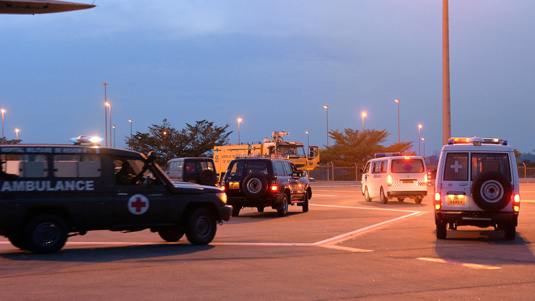 Cel putin 14 oameni care asistau la o inmormantare au murit in urma unei alunecari de teren in Camerun Imagine