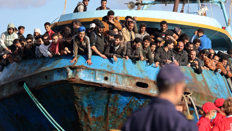 Cel putin 142 de persoane au fost urmarite penal in 2024 pentru ca au salvat sau ajutat migranti in Europa Imagine