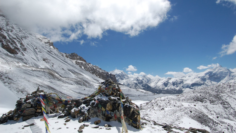 Cel putin 17 alpinisti au murit in Masivul Himalaya Imagine