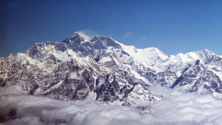 Cel putin 19 oameni au murit si 10 au fost dati disparuti in urma unei avalanse in Himalaya Imagine