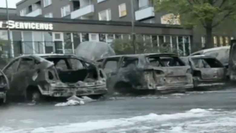 Cel putin 20 de masini au fost incendiate la Stockholm Imagine