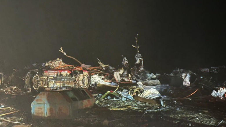 Cel putin 23 de oameni au murit dupa ce o tornada a devastat statul american Mississippi Imagine