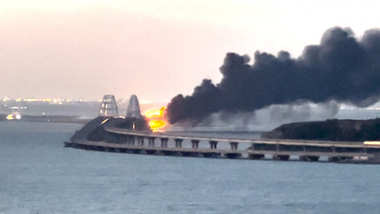 Cel putin 3 oameni au murit in explozia de pe Podul Crimeii. Rusii anunta ca l-au identificat pe soferul camionului-capcana Imagine