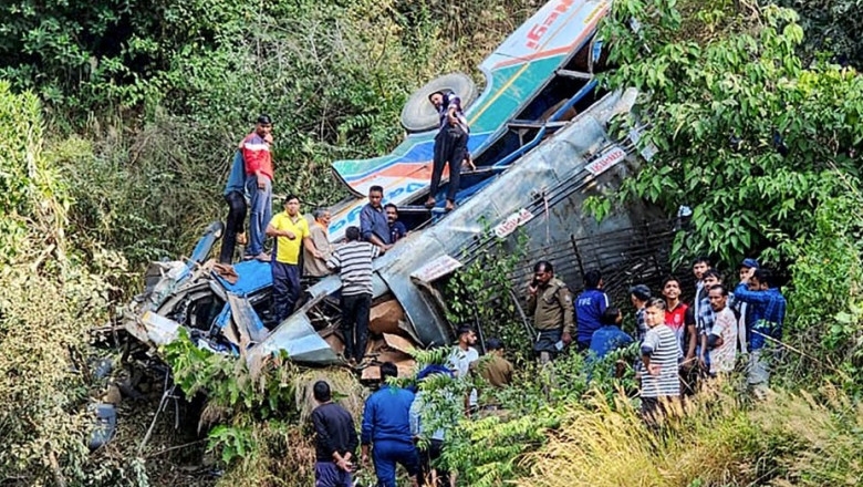 Cel putin 36 de morti intr-un accident in Himalaya. Autobuzul lor a cazut intr-o rapa Imagine
