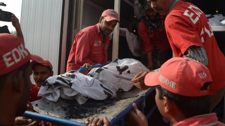 Cel putin 40 de oameni au murit dupa ce autobuzul in care se aflau a cazut de pe un pod in Pakistan Imagine