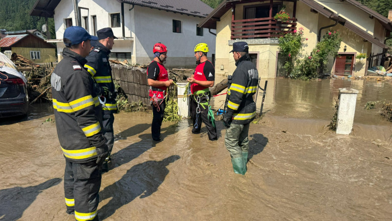 Cel putin 600 de locuitori din Brosteni nu stau in casele lor, afirma primarul orasului Imagine
