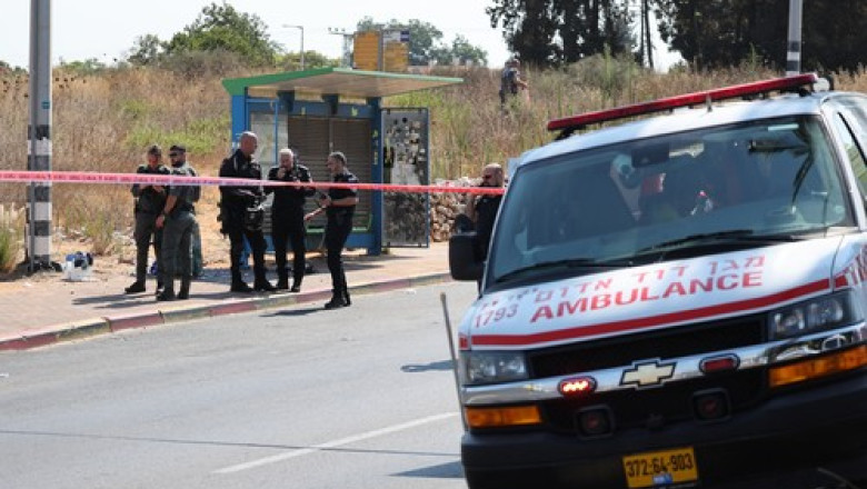 Cel putin 8 raniti in Israel, dupa ce o masina a intrat in oamenii care asteptau intr-o statie de autobuz Imagine