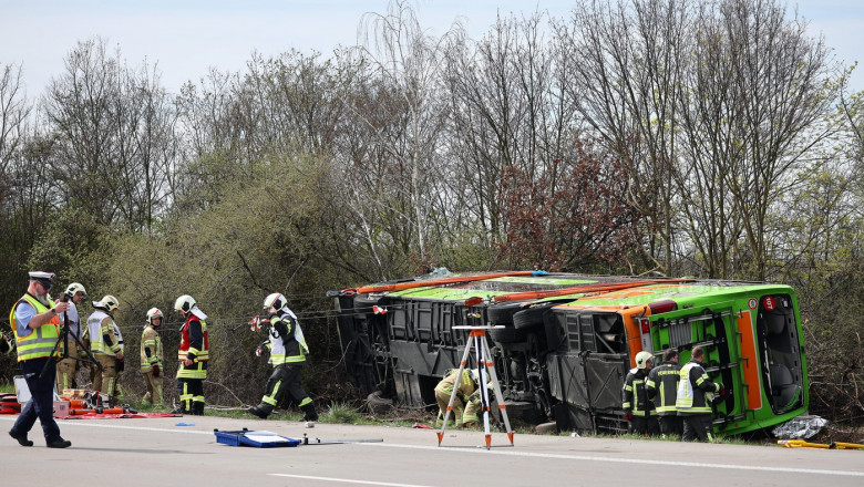 Cel putin cinci morti dupa ce un autocar plin cu oameni s-a rasturnat pe o autostrada din Germania Imagine