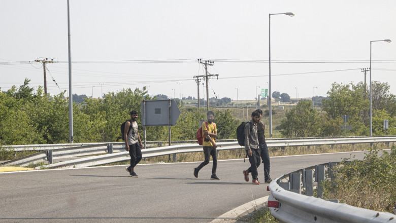 Cel putin cinci morti dupa ce un microbuz cu migranti a lovit o alta masina, in Grecia Imagine