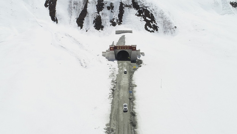 Cel putin opt oameni au fost ucisi de o avalansa in Tibet. Desfasurare de forte masiva, in cautarea supravietuitorilor Imagine