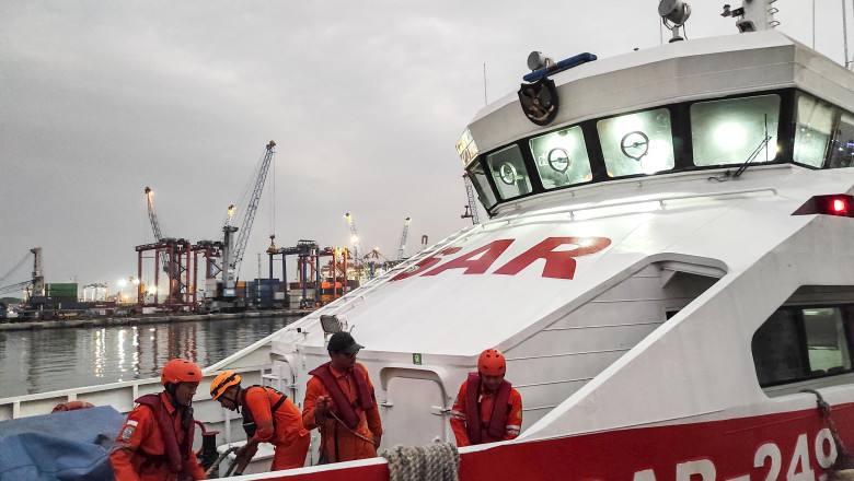 Cel putin patru morti si 38 de disparuti in urma scufundarii unui feribot in largul insulei indoneziene Bali Imagine