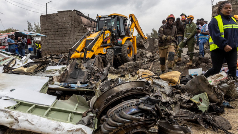 Cel putin sase morti dupa ce un avion s-a prabusit intr-o zona de case de la periferia orasului Nairobi, Kenya Imagine