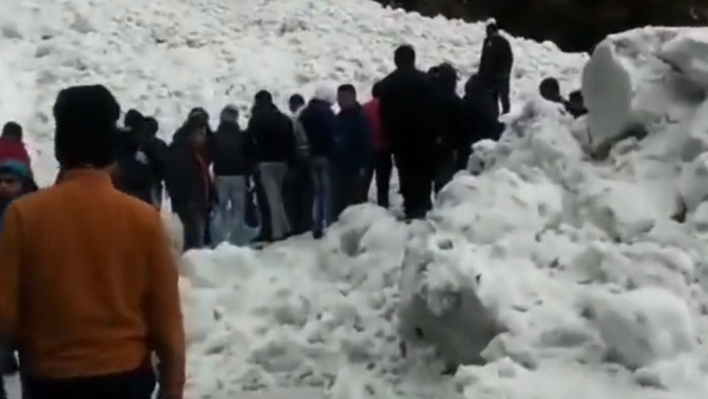 Cel putin sase morti si 30 de raniti in urma unei avalanse in India Imagine
