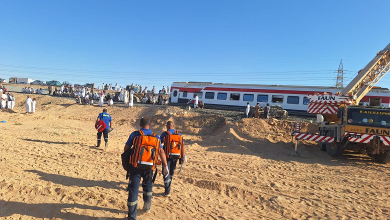 Cel putin trei morti si peste 100 de raniti dupa deraierea unui tren in Egipt Imagine