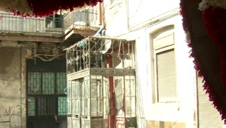 Cele doua lumi din Centrul Vechi. Intre terase de lux si locuinte darapanate Imagine