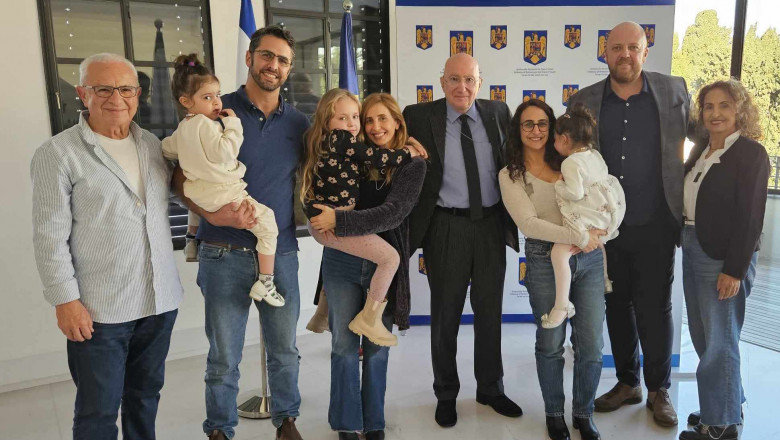 Cele doua surori israeliene, luate ostatice de Hamas si eliberate impreuna cu fiicele lor, au primit cetatenia romana Imagine