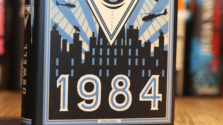 Cele mai furate carti in Rusia sunt romanul „1984” de George Orwell si Constitutia Imagine