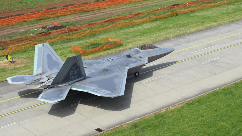 Cele mai puternice avioane de lupta din lume, F-22 Raptor, au sosit la Campia Turzii pentru exercitii cu pilotii romani Imagine