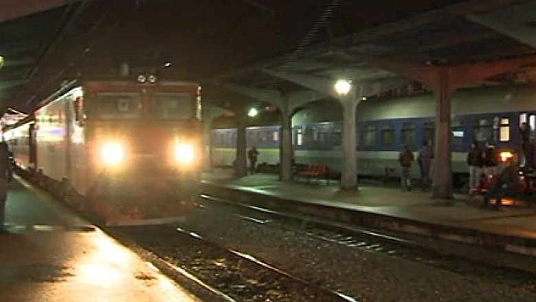 Cele sapte trenuri blocate in garile din Brasov au cumulat intarzieri de 3000 de minute. Sute de oameni au asteptat ore in sir deblocarea circulatiei Imagine