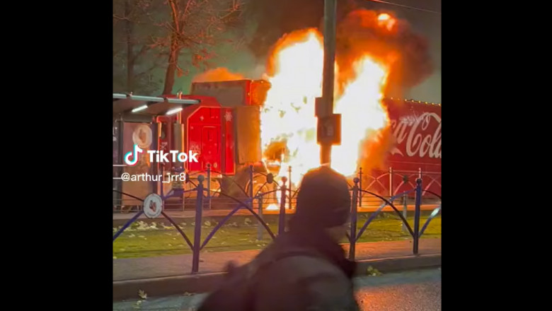Celebrul camion Coca-Cola al lui Mos Craciun a luat foc in Bucuresti Imagine