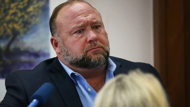 Celebrul conspirationist Alex Jones este obligat sa plateasca 4 milioane de dolari parintilor unui copil ucis la scoala Sandy Hook Imagine