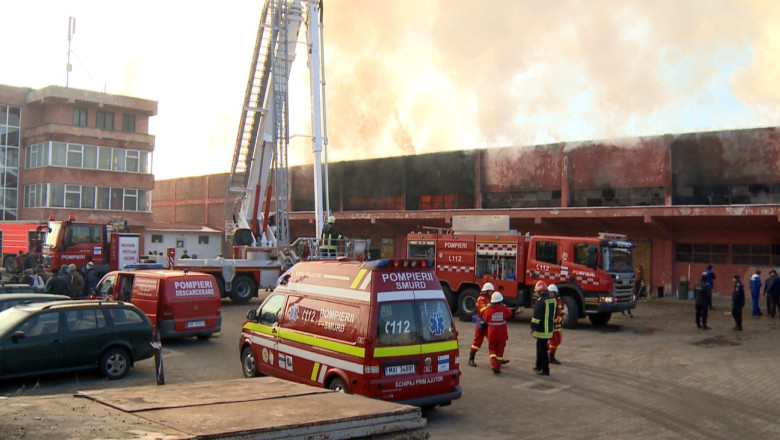 Centru comercial din Suceava, in flacari. Peste 150 de pompieri, jandarmi si politisti incearca sa stinga flacarile Imagine