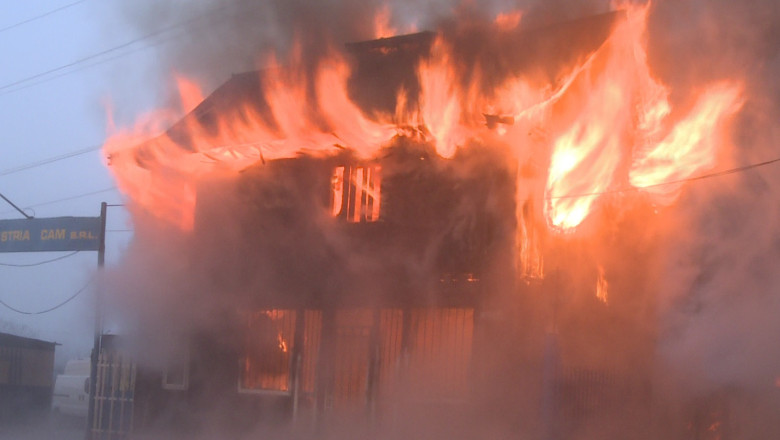 Centru comercial facut scrum. 120 de standuri cu mancare si obiecte si 3 masini de transport au ars complet Imagine