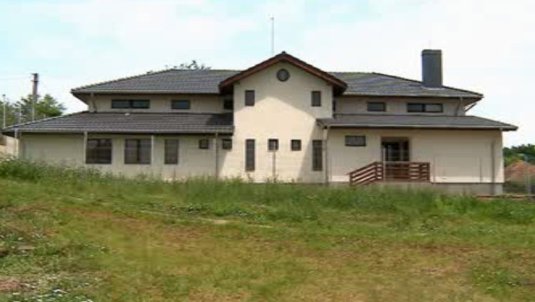 Centru social cu lacatul pe usa. Cladirea este gata de jumatate de an, dar nu are instalatie electrica Imagine