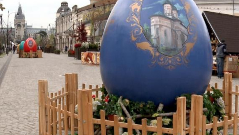 Centrul Iasiului a fost decorat de Paste cu oua si iepuri mari cat un om Imagine