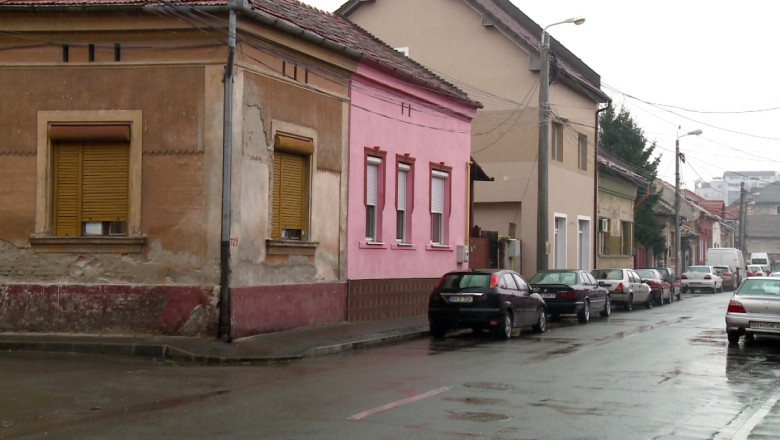 Centrul istoric al Oradei, ca un curcubeu. Primaria anunta amenzi pentru cei care nu respecta paletarul de culori Imagine